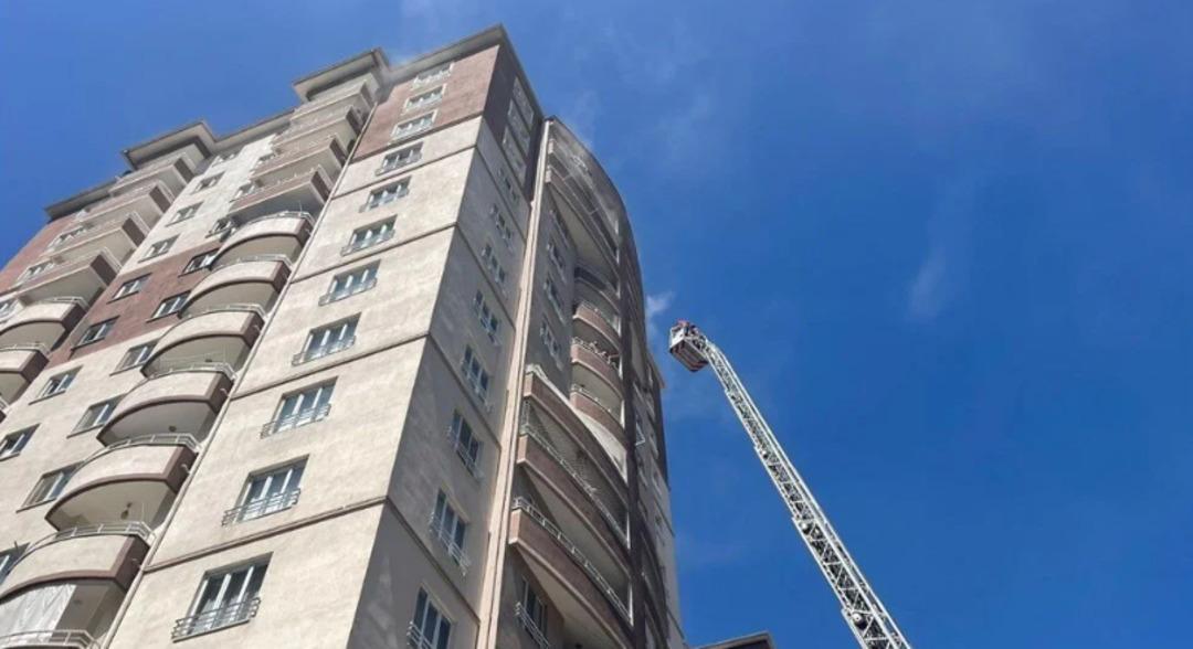 Son dakika | Küçük çocuk endişeli gözler içinde indirildi! Kayseri’de 14 katlı binada yangın: Oturanlar tahliye edildi 3