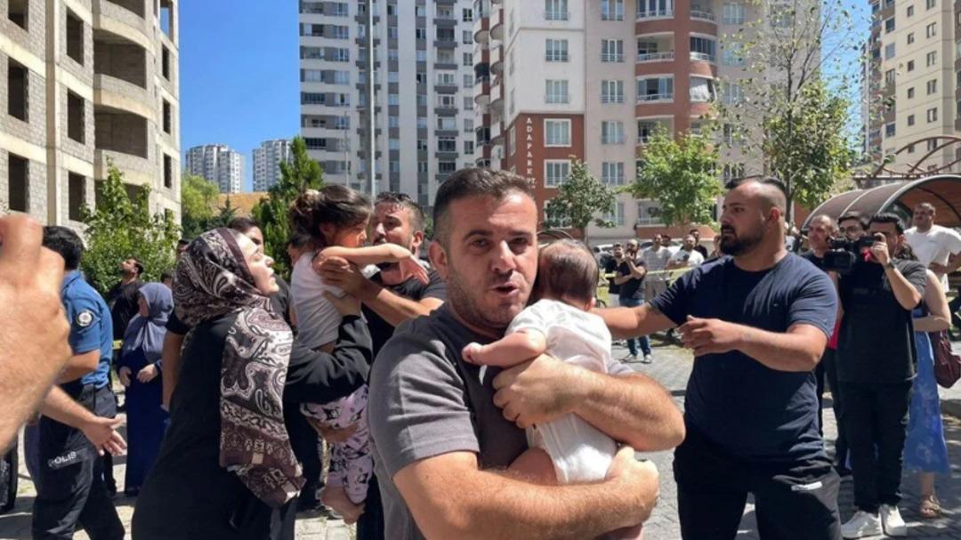 Son dakika | Küçük çocuk endişeli gözler içinde indirildi! Kayseri’de 14 katlı binada yangın: Oturanlar tahliye edildi 4