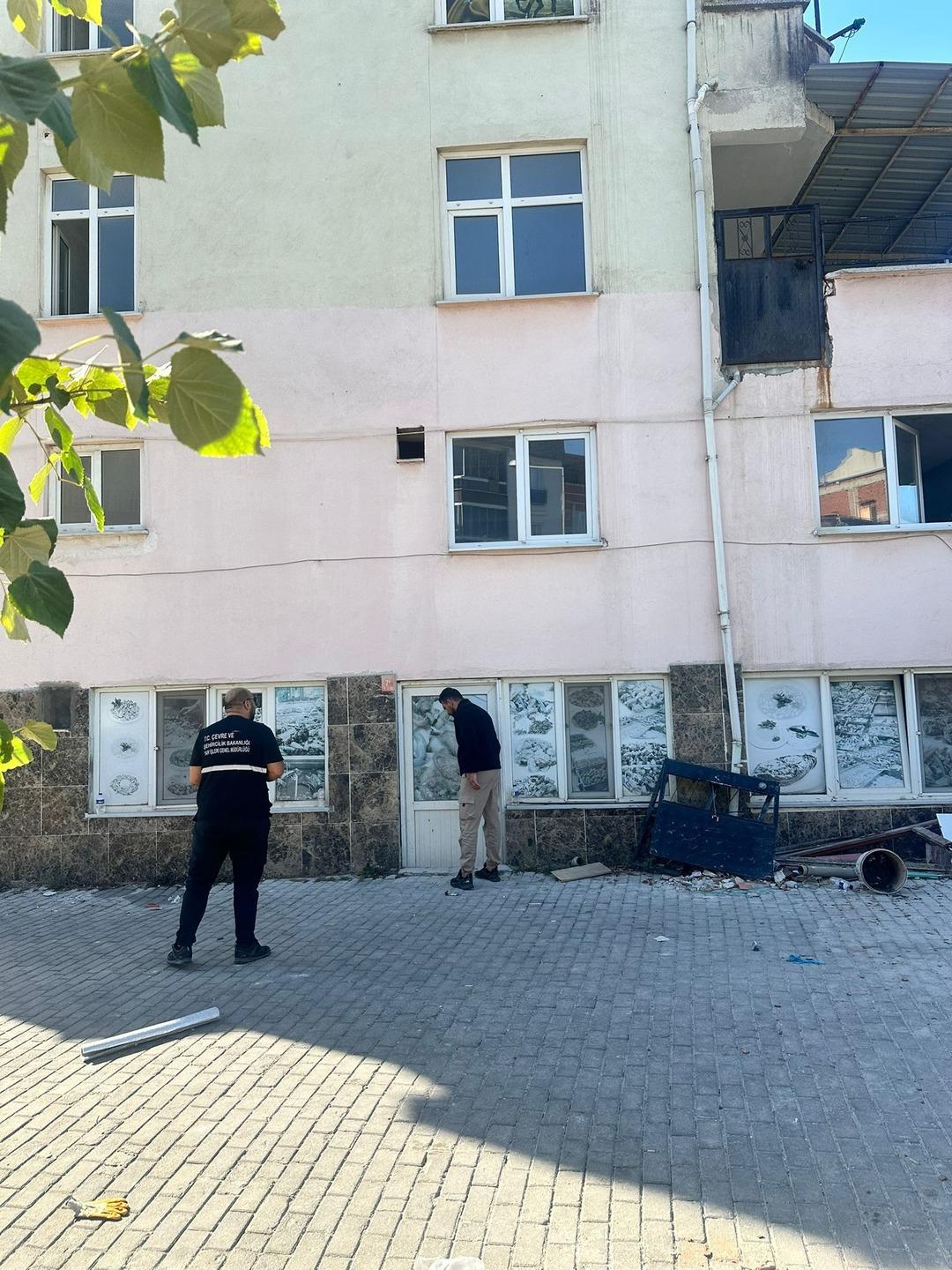 Bakan Kurum duyurdu!  1 yıkık, 13 ağır, 61 az hasarlı yapıyı tespit ettik  1