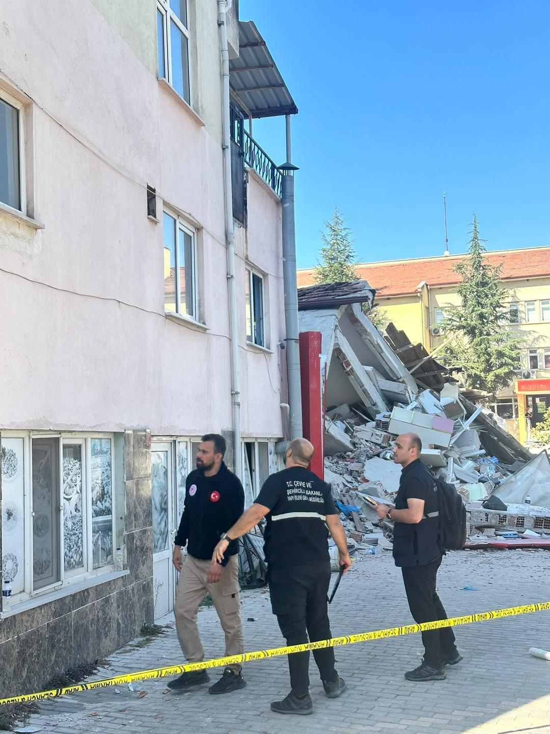 Bakan Kurum duyurdu!  1 yıkık, 13 ağır, 61 az hasarlı yapıyı tespit ettik  2