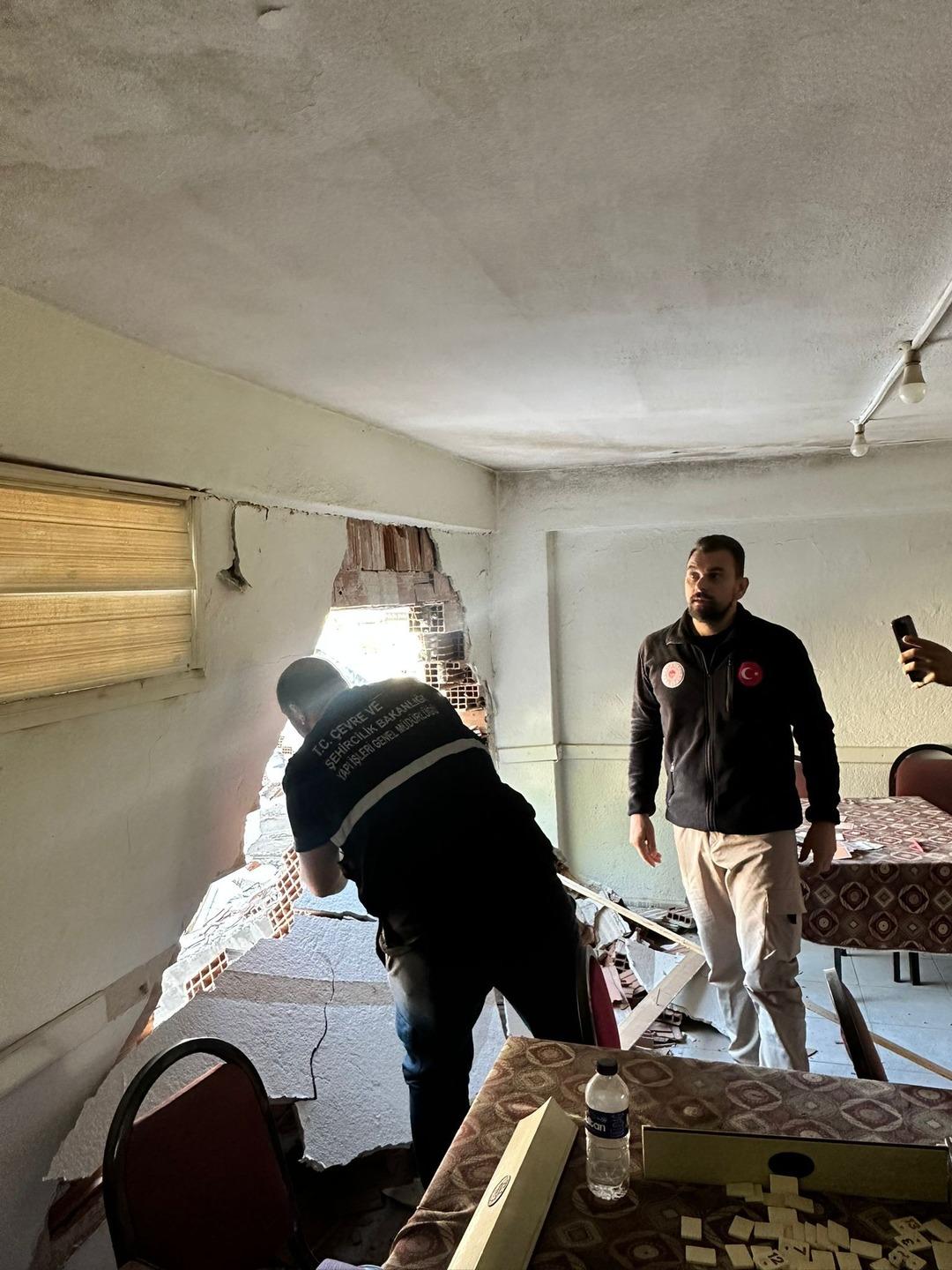 Bakan Kurum duyurdu!  1 yıkık, 13 ağır, 61 az hasarlı yapıyı tespit ettik  3