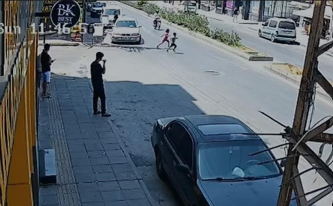 Mersin de feci kaza kamerada: Motosikletlinin çarptığı 2 çocuk yola savruldu! Annenin feryadı yürek burktu 2
