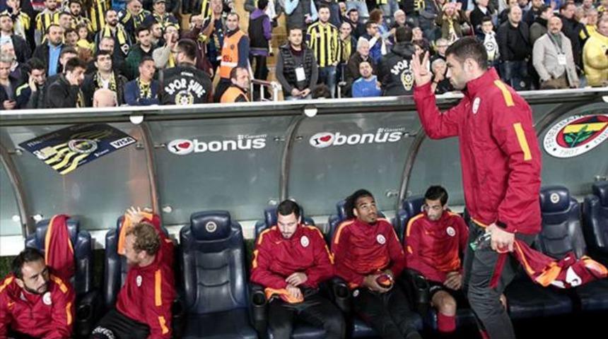 Burak Yılmaz'dan Fenerbah&ccedil;eli taraftarlara olay hareket
