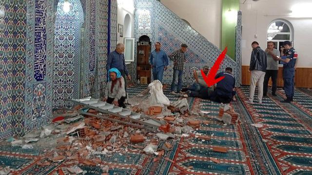 Depremde hasar gören camiyi inceliyordu! Üzerine malzeme düşmesi sonucu öldü