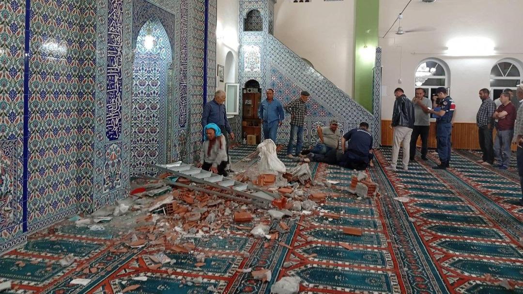 Depremde hasar gören camiyi inceliyordu! Üzerine malzeme düşmesi sonucu öldü 3