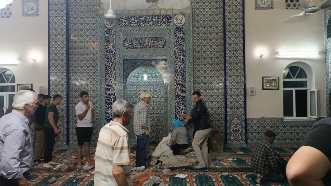 Depremde hasar gören camiyi inceliyordu! Üzerine malzeme düşmesi sonucu öldü 1