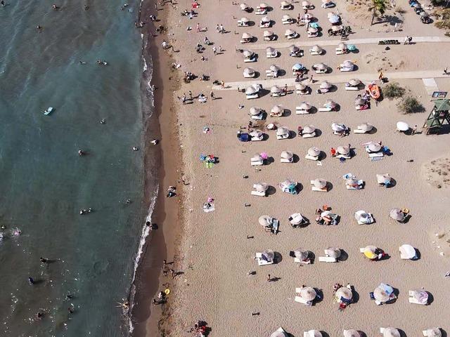 Muğla'da sıcaktan bunalanlar sahillerde yoğunluk oluşturdu