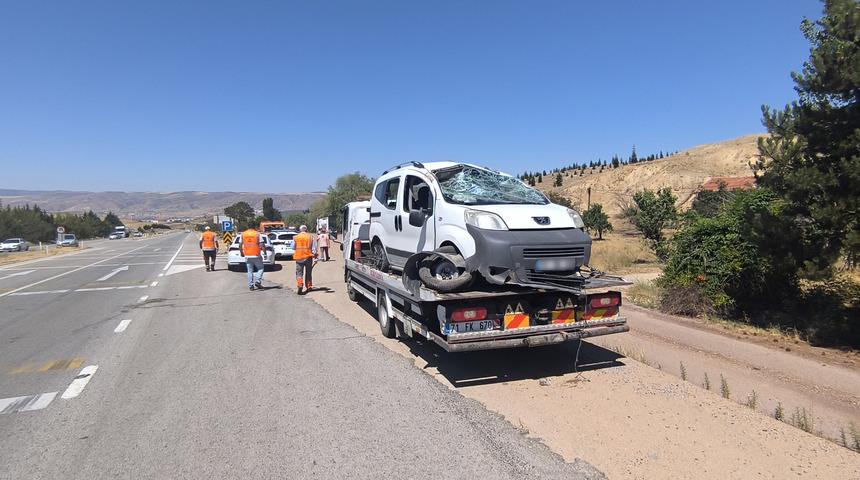 Kırıkkale'de devrilen hafif ticari araçtaki 5 kişi yaralandı