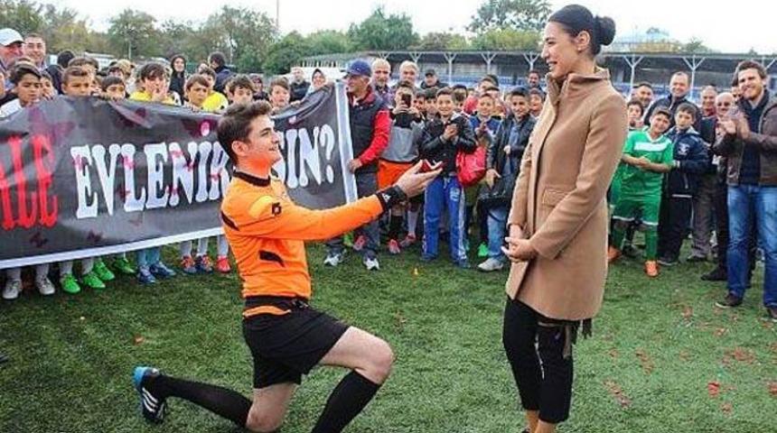 Futbolda bir ilk: 'Hakem sahada evlilik teklif etti'