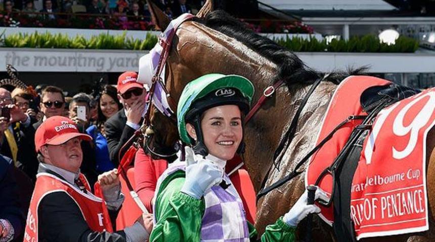 At yarışını kadın jokey kazandı!