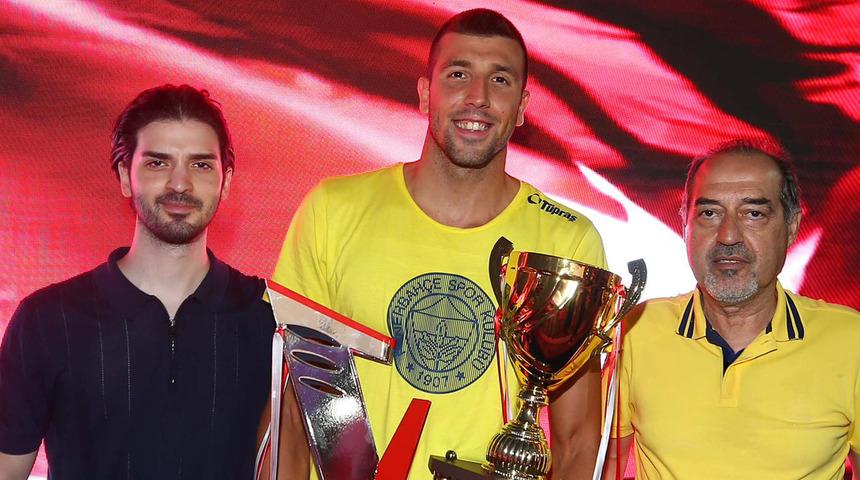 Kupayı Galatasaray'dan alıp Fenerbahçe'ye verdiler! 2023 yılının birincisi değişti