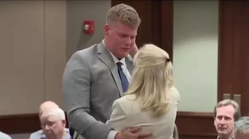 Hakim bile kariyerinde bir ilki yaşadı! Kocasının katiline mahkeme salonunda sarıldı