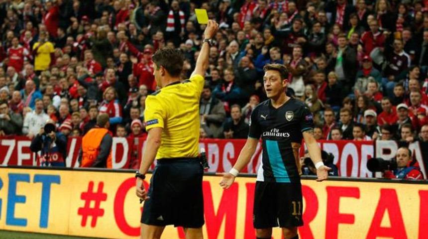 Mesut Özil'den hakeme küfür