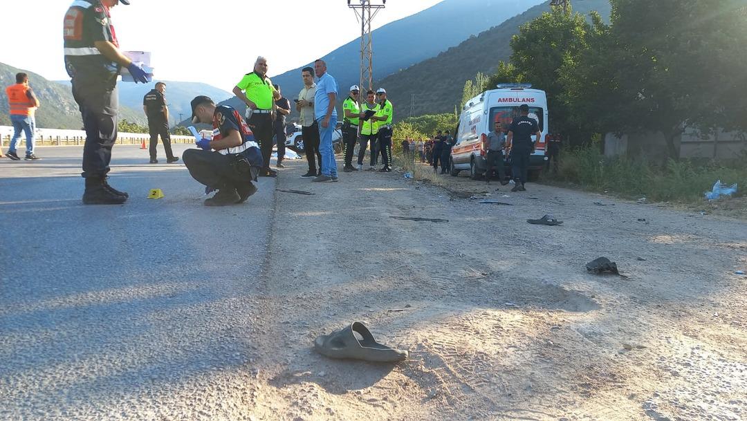 Acı olay! Anne, böbreğini verdiği oğluyla birlikte trafik kazasında hayatını kaybetti 1