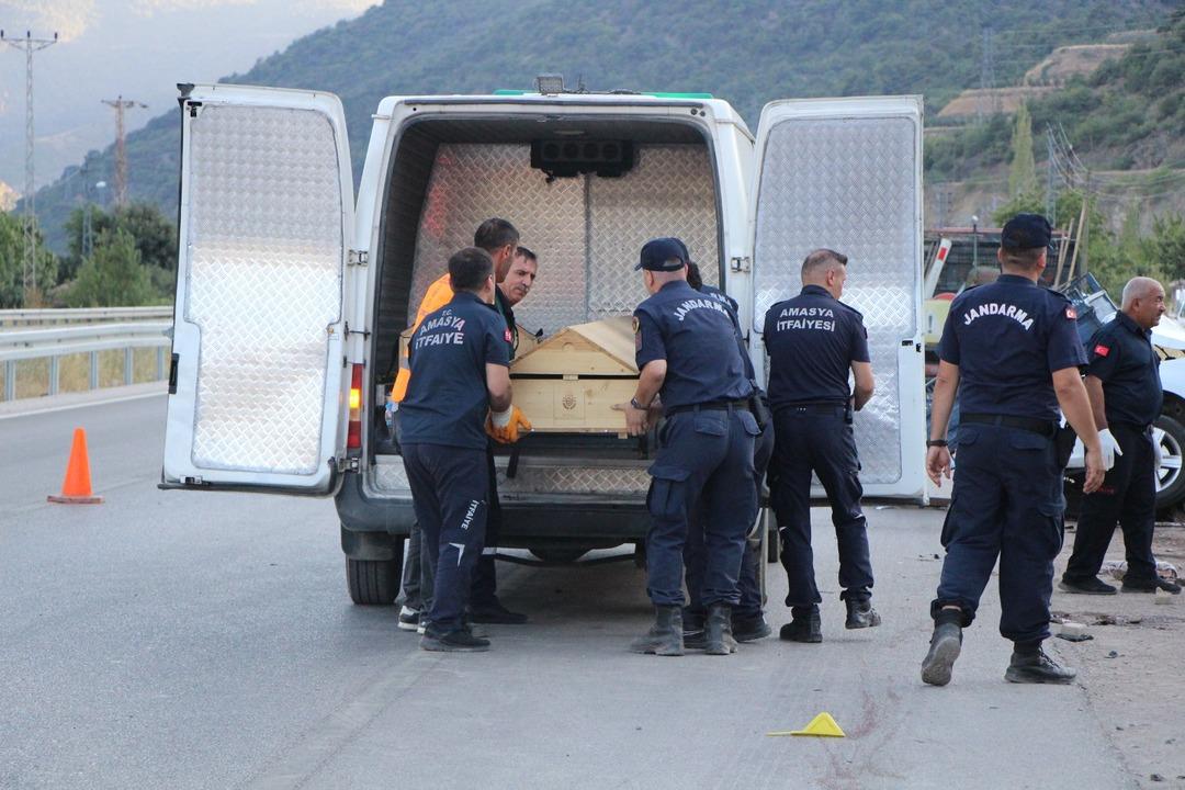 Acı olay! Anne, böbreğini verdiği oğluyla birlikte trafik kazasında hayatını kaybetti 3