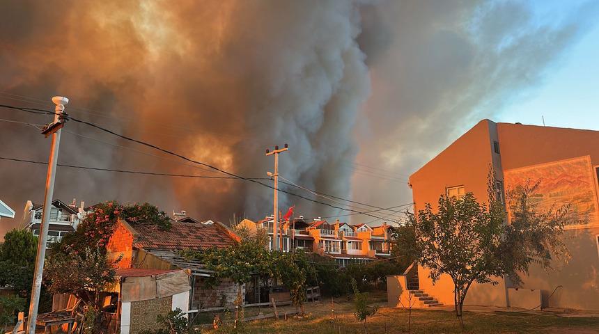 Edirne'de orman yangını! Bazı yazlıklar yandı, köy tahliye edildi