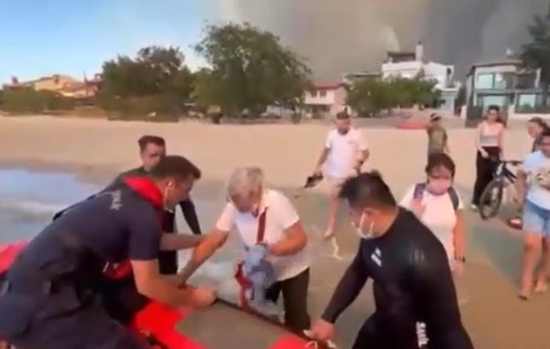 SON DAKİKA | Çanakkale de orman yangını! Çok sayıda ev yandı, arabalara da sıçradı: Yüzlerce kişiyi Sahil Güvenlik kurtardı 2