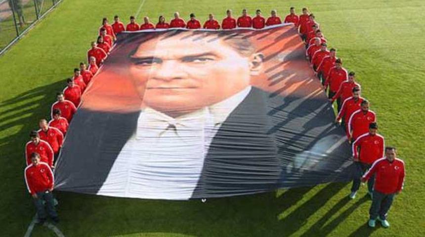 A Milli Takım Mustafa Kemal Atat&uuml;rk'&uuml; andı