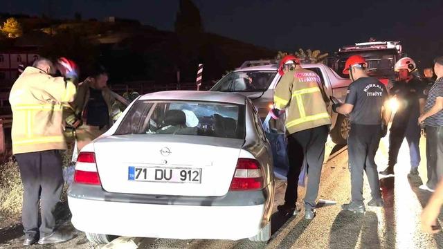 Kırıkkale’de otomobil ile kamyonet kafa kafaya çarpıştı: 3 yaralı 2