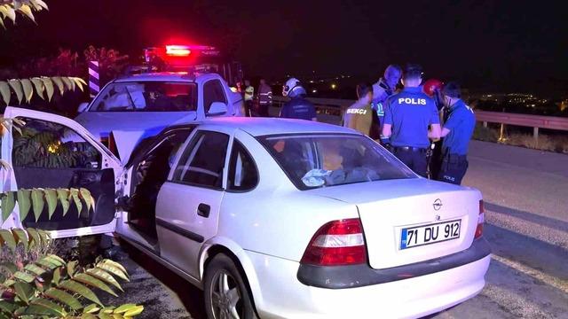 Kırıkkale’de otomobil ile kamyonet kafa kafaya çarpıştı: 3 yaralı 3