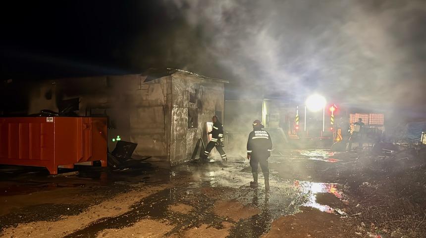 Kocaeli'de mermerit tezgah atölyesinde çıkan yangın söndürüldü