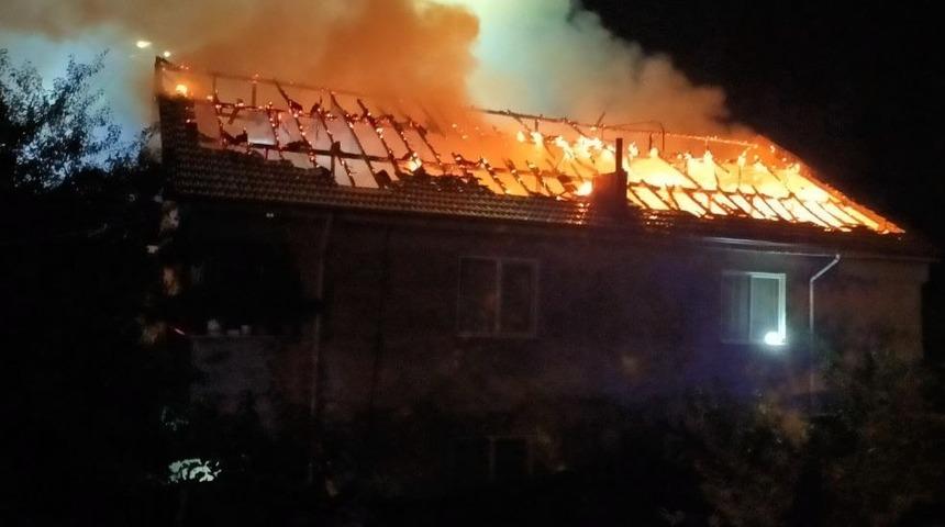 D&uuml;zce'de &ccedil;ıkan ev yangınında &ccedil;atı katı kullanılamaz hale geldi