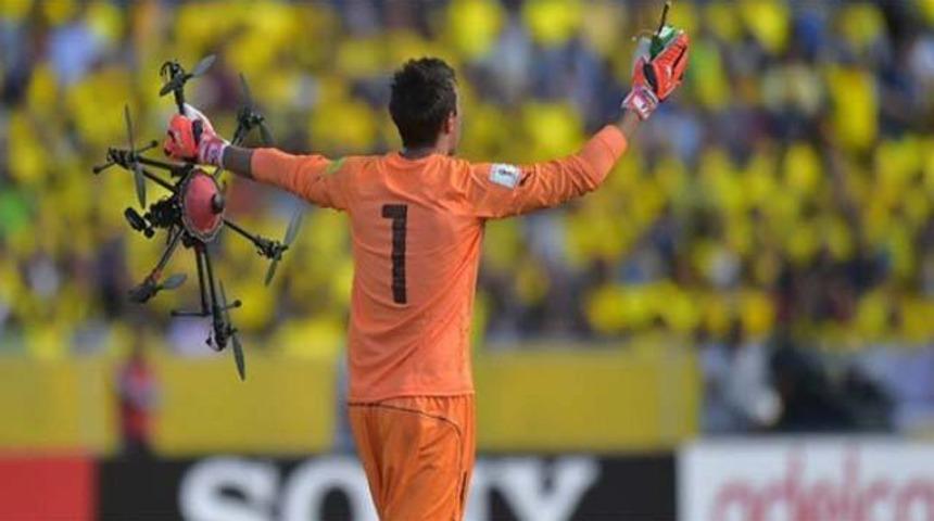 Muslera insansız hava aracını yakaladı