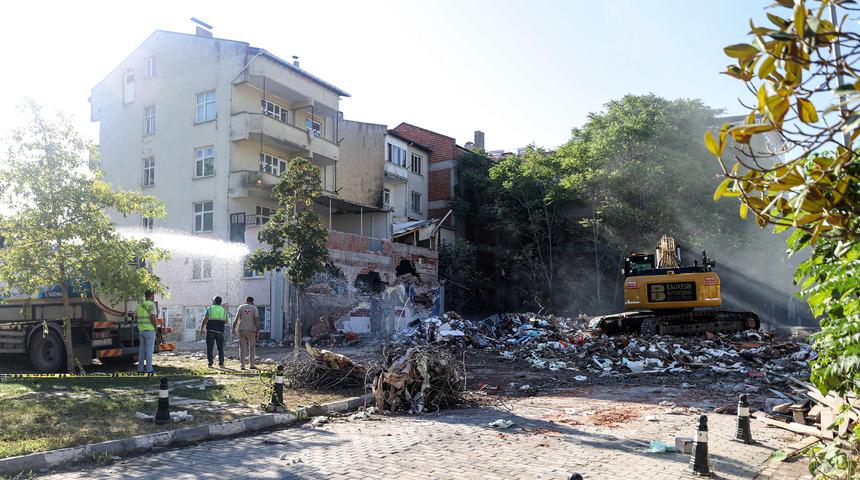Balıkesir'deki depremde yıkılan binanın enkazı kaldırılıyor