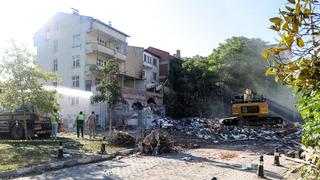 Balıkesir'deki depremde yıkılan binanın enkazı kaldırılıyor