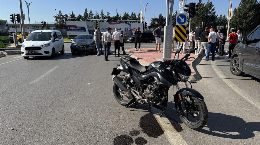 Kocaeli'de otomobille çarpışan motosikletin sürücüsü yaralandı