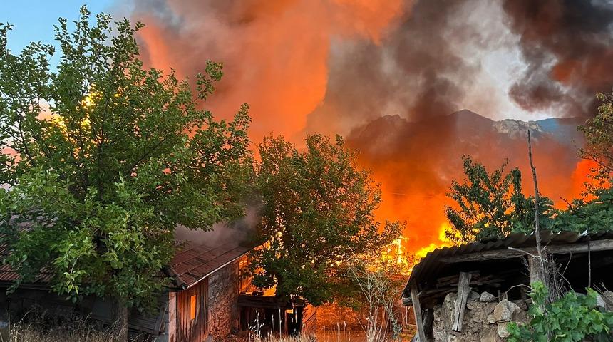 Balıkesir'de çıkan yangında 15 ev kullanılamaz hale geldi