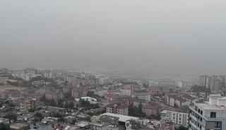 Şırnak'ta toz taşınımı: Görüş mesafesi azaldı, araçlar tozla kaplandı