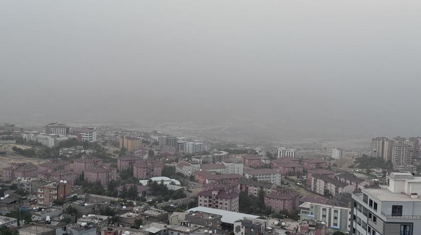 Şırnak'ta toz taşınımı: Görüş mesafesi azaldı, araçlar tozla kaplandı
