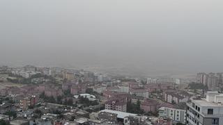 Şırnak'ta toz taşınımı: Görüş mesafesi azaldı, araçlar tozla kaplandı