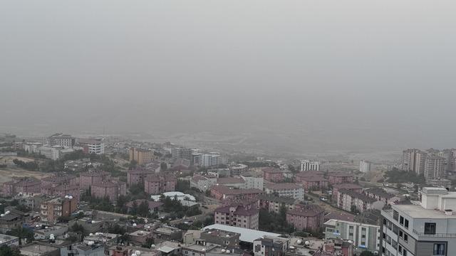 Şırnak'ta toz taşınımı: Görüş mesafesi azaldı, araçlar tozla kaplandı