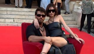 Yine aşka geldi! DJ sevgilisiyle peş peşe romantik pozlar...