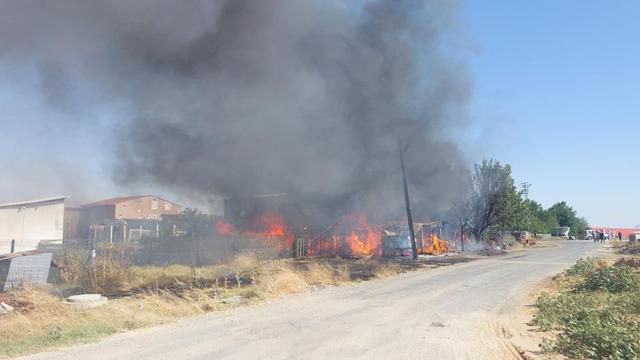 Tekirdağ'da çiftlik deposu alev alev yandı