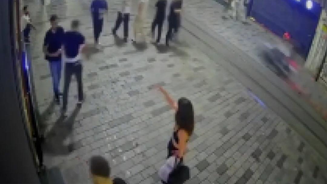 Kıskan&ccedil;lık krizinden 3 kişiyi yaraladı! Sevgilisine ve yakınlık kurduğu kadına bı&ccedil;akla saldırdı