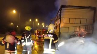 Kuruyemiş yüklü tır alev alev yandı