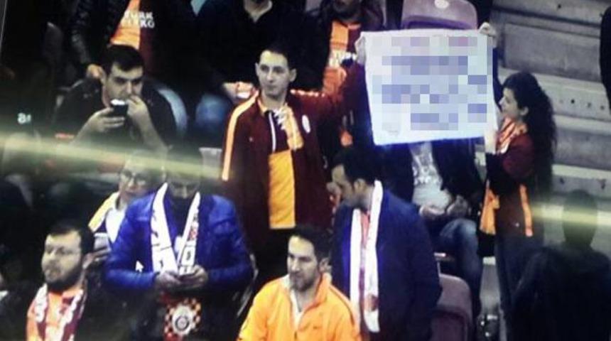 İşte TT Arena'da Hamzaoğlu i&ccedil;in a&ccedil;ılan pankart!