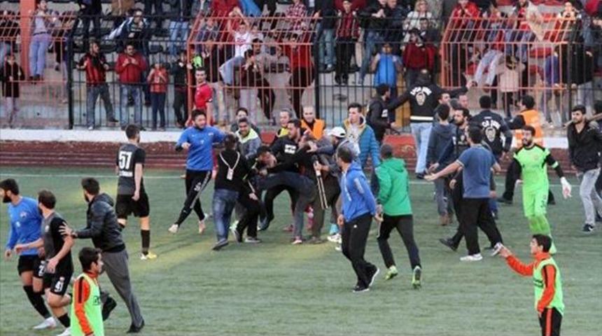Karag&uuml;mr&uuml;k'te rakip futbolculara saldırı!
