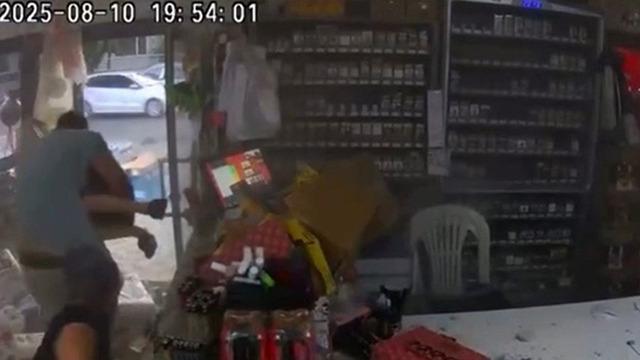 Sındırgı’da 6.1'lik deprem anı market kamerasına yansıdı! İlk önce çocuğuna koştu