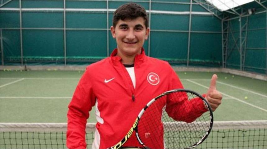 Gecekondudan tenis kortuna!