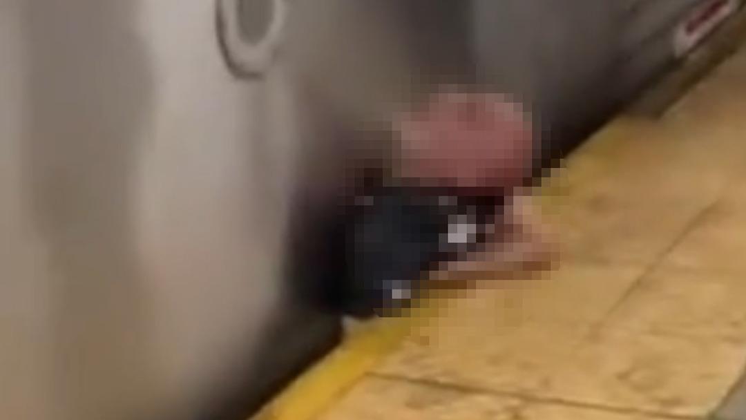 New York ta korkunç olay! Yolcu trenle peron arasında sıkıştı... Dehşet veren görüntüler 1