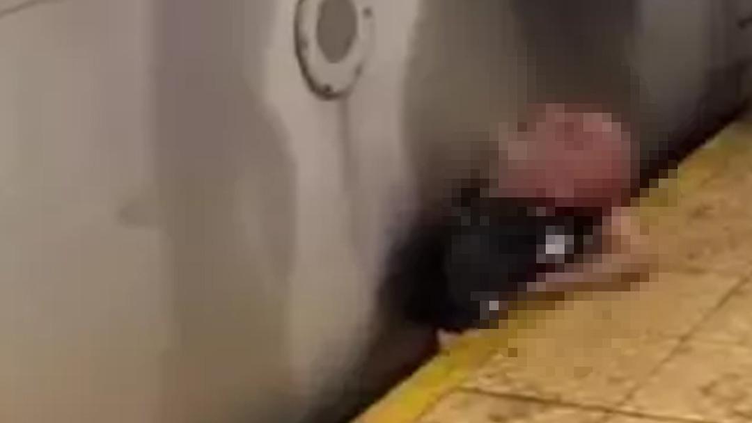 New York ta korkunç olay! Yolcu trenle peron arasında sıkıştı... Dehşet veren görüntüler 2