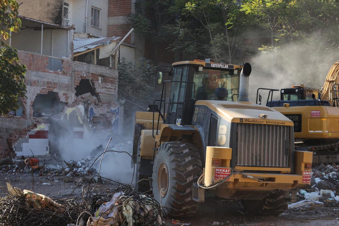 Onlarca binada ağır hasar var! Bakan Kurum deprem sonrası Balıkesir den sayıları tek tek açıkladı: "Cumaya dek tamamlanacak" 2