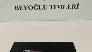 Taksim’de dehşet: Sevgilisini kıskanan kadın 3 kişiyi bıçakladı!