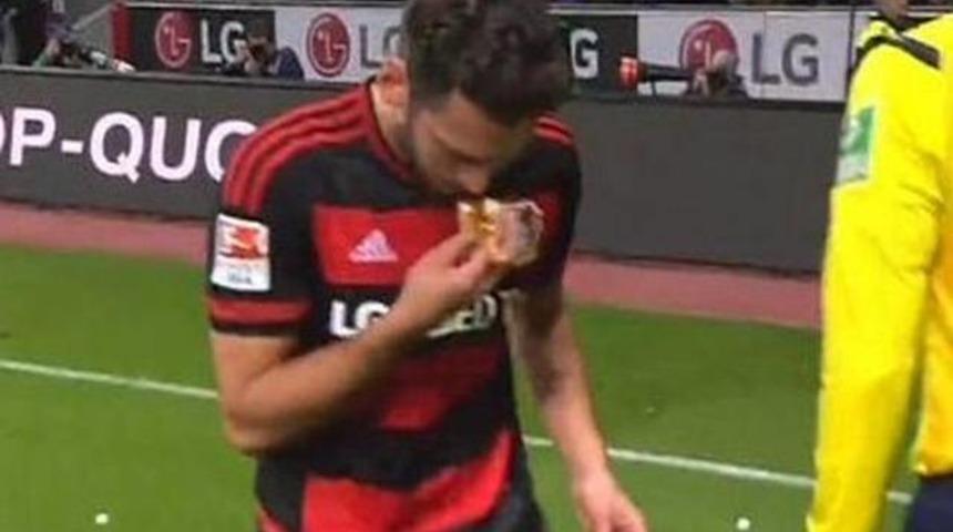 Hakan &Ccedil;alhanoğlu yere atılan ekmeği aldı ve...