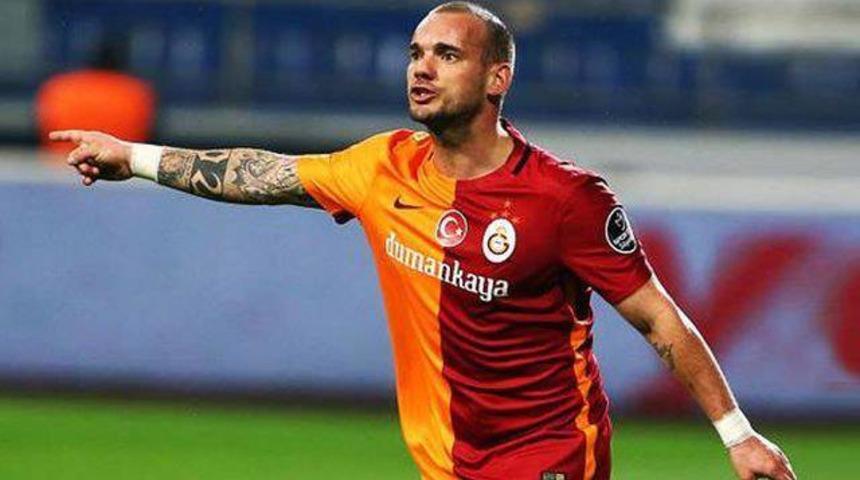 Sneijder'den T&uuml;rkler'e ağır k&uuml;f&uuml;r