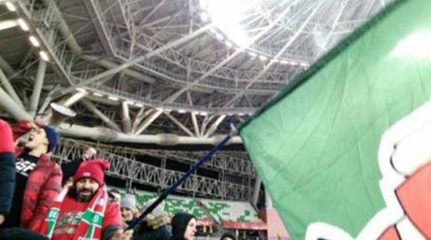 G&ouml;kdeniz bayrağı aldı, trib&uuml;ne &ccedil;ıktı